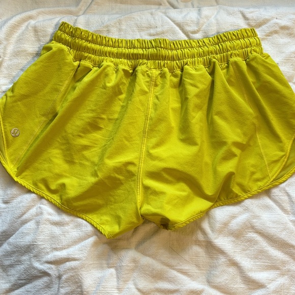 LULULEMON HOTTY HOT LR SHORT 2.5” LINED - Picture 2 of 6